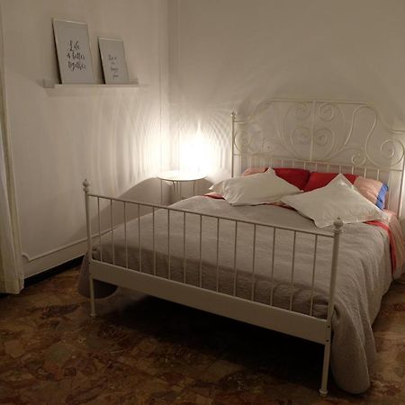 Spaziosa Matrimoniale Nel Centro Di Modena Módena Exterior foto