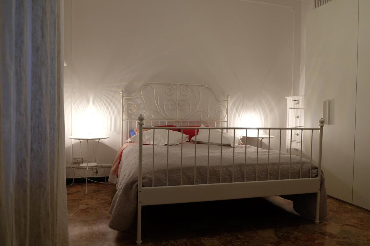 Spaziosa Matrimoniale Nel Centro Di Modena Módena Exterior foto